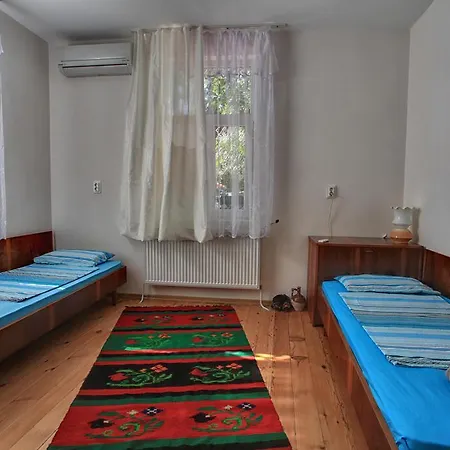 Retro & Friendly House : With A Backyard Guest house Plovdiv