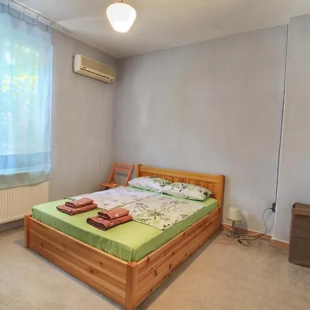 Guest house Retro & Friendly House : With A Backyard