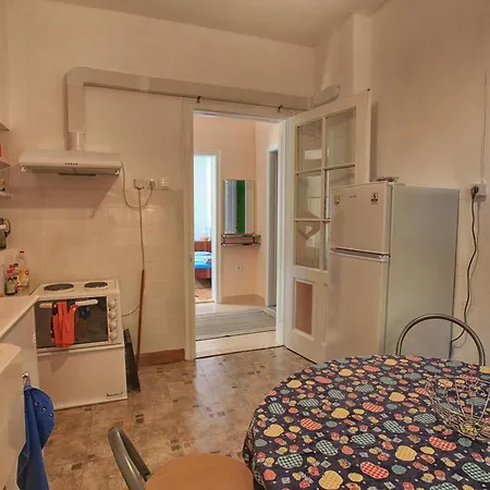 Retro & Friendly House : With A Backyard Guest house