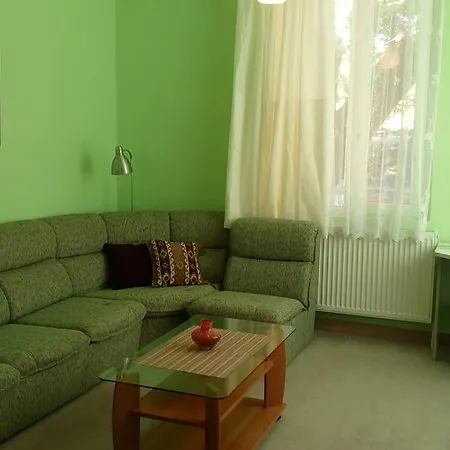 Guest house Retro & Friendly House : With A Backyard