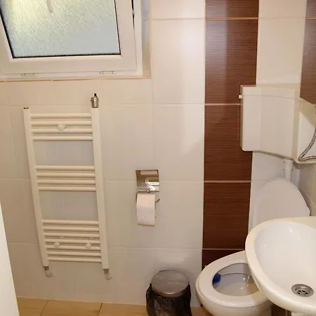 Guest house Retro & Friendly House : With A Backyard *