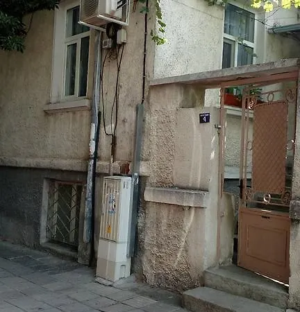 Guest house Retro & Friendly House : With A Backyard