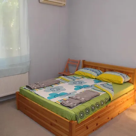 Guest house Retro & Friendly House : With A Backyard