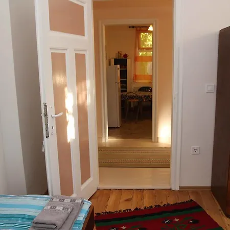 Guest house Retro & Friendly House : With A Backyard *